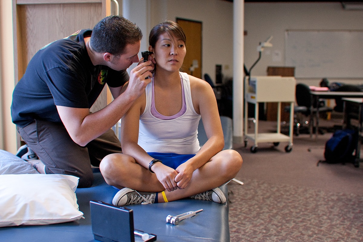 Graduate student in DPT apply clinical skills