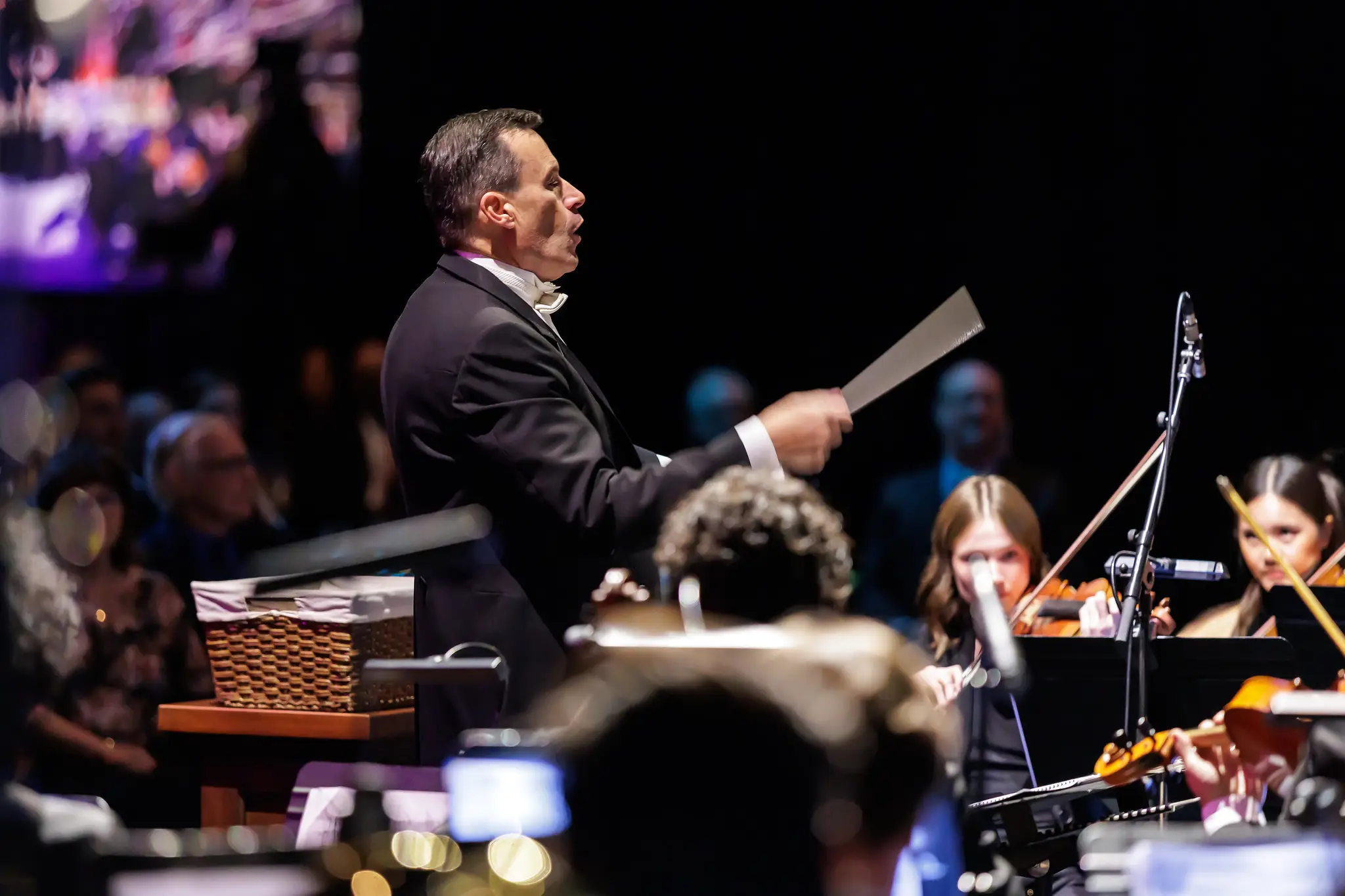 Christopher Russel conducting