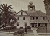 Image of a old house in black and white.